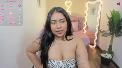 Snapshot of kendra_tay chatting on 02.17.25 kendra online show from 02.17.25