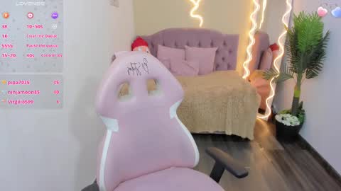 Snapshot of kendra_tay chatting on 02.22.25 kendra online show from 02.22.25