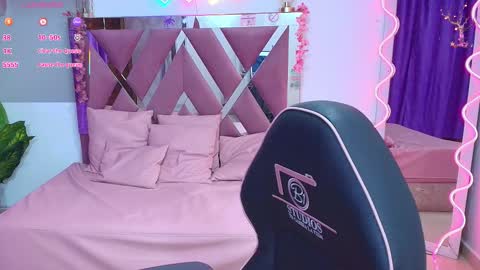 Snapshot of kendra_tay chatting on 11.18.25 kendra online show from 11.18.25