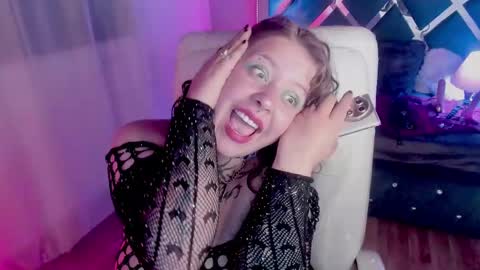 Snapshot of kenziesharik chatting on 02.28.25 Kenzie online show from 02.28.25