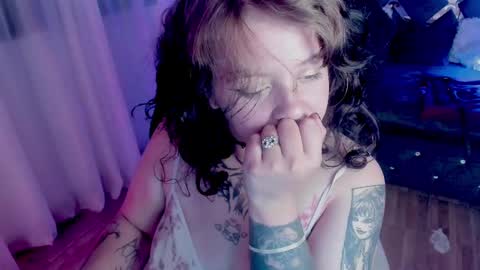 Snapshot of kenziesharik chatting on 03.03.25 Kenzie online show from 03.03.25