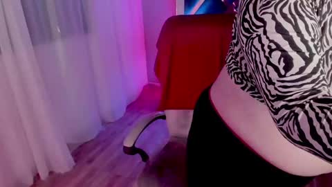 Snapshot of kenziesharik chatting on 03.04.25 Kenzie online show from 03.04.25