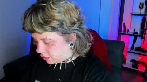 Snapshot of kenziesharik chatting on 11.25.25 Kenzie online show from 11.25.25