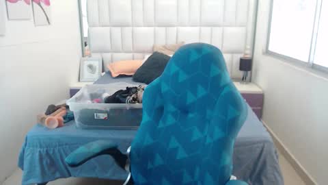 Snapshot of kerly_doll chatting on 05.25.26 K E R L Y online show from 05.25.26