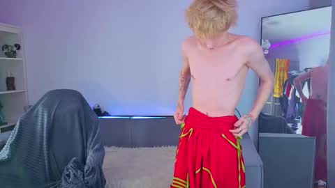 Snapshot of kessy_white chatting on 09.24.25 Kessy online show from 09.24.25