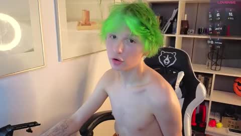 Snapshot of kessy_white chatting on 11.20.25 Kessy online show from 11.20.25