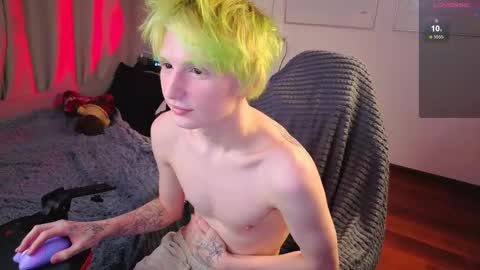 Snapshot of kessy_white chatting on 11.28.25 Kessy online show from 11.28.25