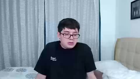 Snapshot of kevinhunts chatting on 10.18.25 Kevin online show from 10.18.25