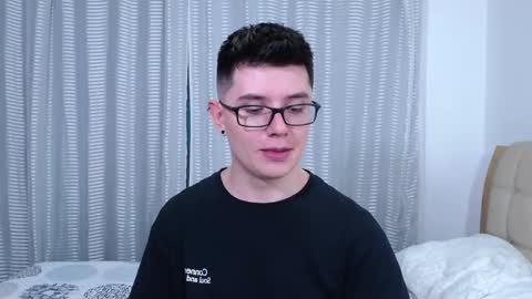 Snapshot of kevinhunts chatting on 11.19.25 Kevin online show from 11.19.25