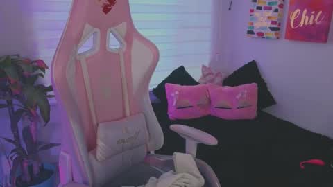 Snapshot of keyla_roberts_ chatting on 09.12.25 Adhara. Help me reach 100 likes online show from 09.12.25