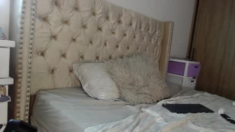 khloe33 online show from 02.21.25