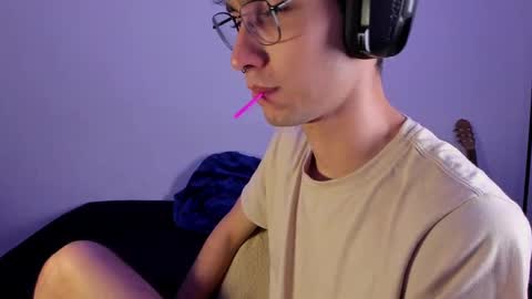 Snapshot of khozler_ chatting on 02.15.25 khozler_ online show from 02.15.25