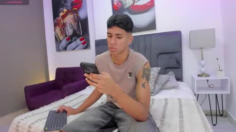 Snapshot of kieran_derek chatting on 11.19.25 Kieran Derek online show from 11.19.25