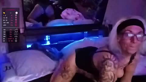 kikilovespartylights online show from 02.21.25