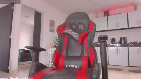 KIM QUEENS online show from 02.17.25