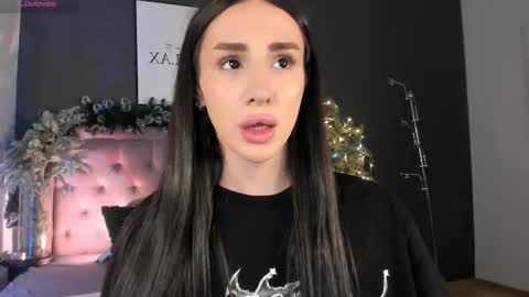 Snapshot of kim_oberlin chatting on 12.21.25 Kim Oberlin online show from 12.21.25