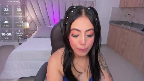 Snapshot of kim_thompson_ chatting on 11.10.25 kim online show from 11.10.25