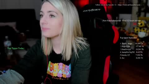 Snapshot of kimilee22 chatting on 10.01.25 Wolfs Girl online show from 10.01.25