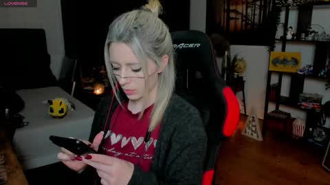 Snapshot of kimilee22 chatting on 11.30.25 Wolfs Girl online show from 11.30.25