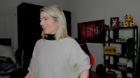 Snapshot of kimilee22 chatting on 02.10.26 Wolfs Girl online show from 02.10.26