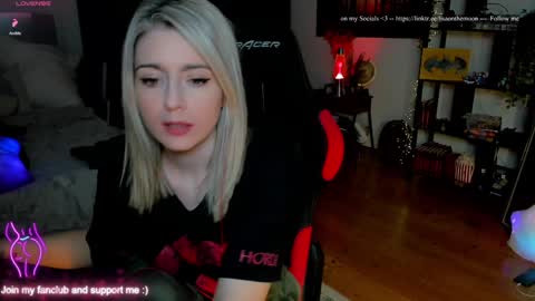 Snapshot of kimilee22 chatting on 02.11.26 Wolfs Girl online show from 02.11.26