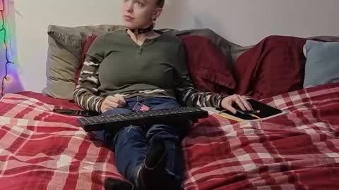 Scarred Thighs online show from 12.17.25