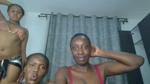Snapshot of kinky_leila chatting on 06.19.26 kinky_leila online show from 06.19.26