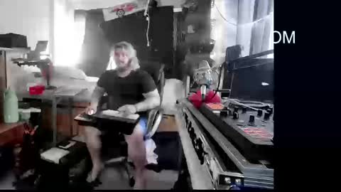 Snapshot of kinkybiguy14 chatting on 09.19.25 Kinky Cassie online show from 09.19.25