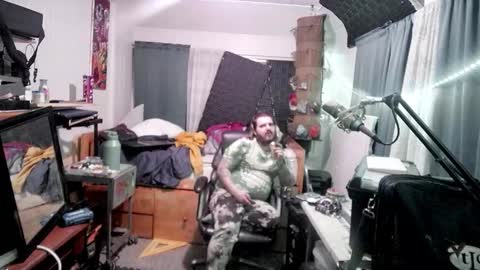 Snapshot of kinkybiguy14 chatting on 10.11.25 Kinky Cassie online show from 10.11.25