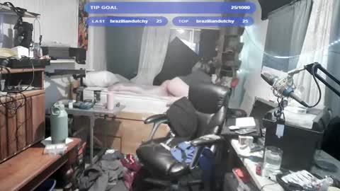 Snapshot of kinkybiguy14 chatting on 10.26.25 Kinky Cassie online show from 10.26.25