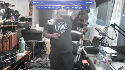 Snapshot of kinkybiguy14 chatting on 10.27.25 Kinky Cassie online show from 10.27.25