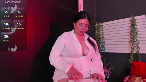 Snapshot of kinkyy_mom chatting on 06.16.26 kinkyy_mom online show from 06.16.26