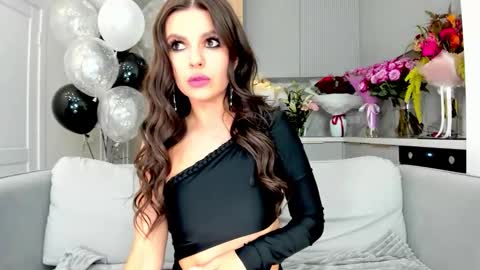 Snapshot of kira_mmr chatting on 09.21.25 Kira and friends online show from 09.21.25