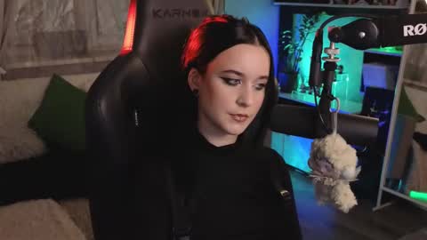 Snapshot of kiralilime chatting on 11.28.25 Kira online show from 11.28.25