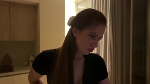 Snapshot of kiramystery chatting on 09.21.25 Kira online show from 09.21.25