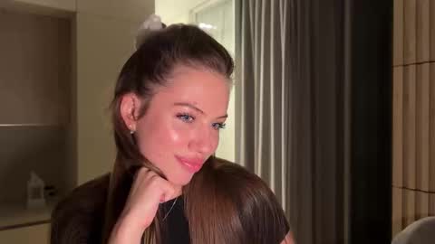 Snapshot of kiramystery chatting on 10.01.25 Kira online show from 10.01.25