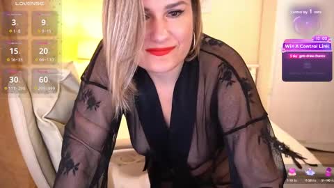 Snapshot of kiraroxx chatting on 03.11.25 Kira online show from 03.11.25