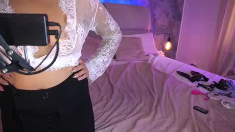 Snapshot of kiraroxx chatting on 09.28.25 Kira online show from 09.28.25