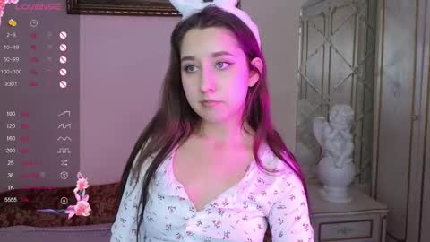 Snapshot of kisses_eva chatting on 10.13.25 Hot Eva online show from 10.13.25