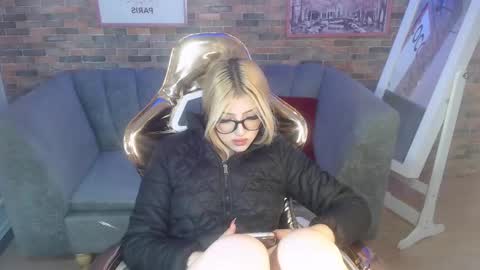 Snapshot of kitty_fox_b chatting on 03.07.25 kitty_fox_b online show from 03.07.25