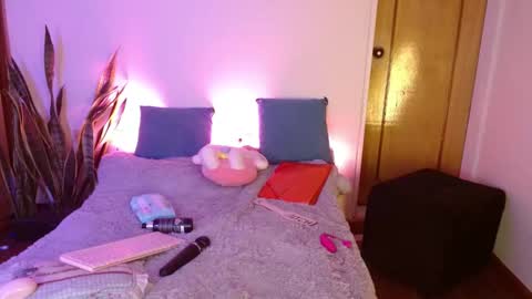 LAURA  help me reach 100likes online show from 09.23.25