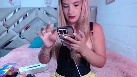 Snapshot of kittyzevee_ chatting on 02.24.25 kittyzevee_ online show from 02.24.25