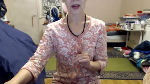 Snapshot of kiuminberry chatting on 12.27.24 KiuminBerry online show from 12.27.24