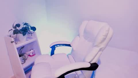 Snapshot of kiwi____ chatting on 11.28.25 Little piece of fruit online show from 11.28.25