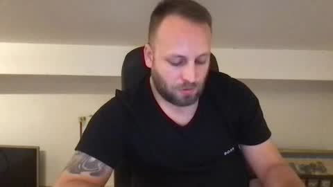 Snapshot of kobasic chatting on 10.22.25 hugo online show from 10.22.25