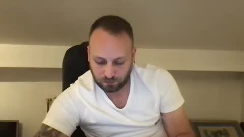 Snapshot of kobasic chatting on 11.14.25 hugo online show from 11.14.25