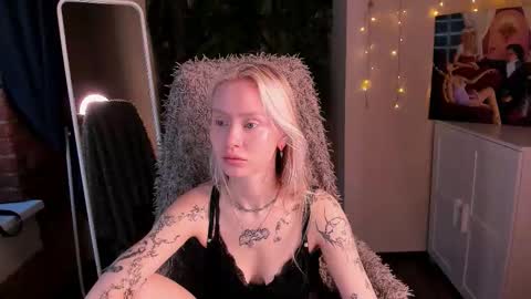 Snapshot of kris_grant chatting on 11.14.25 kris_grant online show from 11.14.25