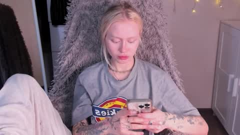 Snapshot of kris_grant chatting on 11.20.25 kris_grant online show from 11.20.25