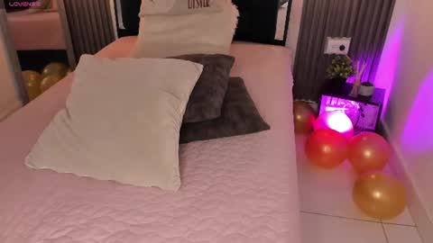 Snapshot of kristakinnky chatting on 07.18.26 BETANIA online show from 07.18.26