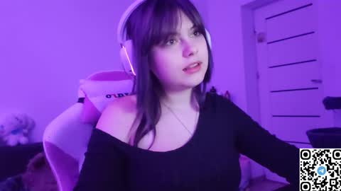 Snapshot of kristibloom chatting on 11.23.25 Christie online show from 11.23.25